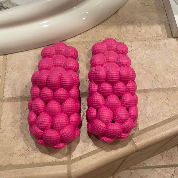 Hot Pink woman’s bubble slippers - Picture 1 of 6